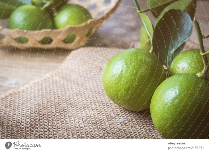 Hintergründe. Close up Schuss von nassen Limetten Frucht Vegetarische Ernährung Limonade Menschengruppe frisch saftig sauer weiß reif rund vereinzelt Hälfte