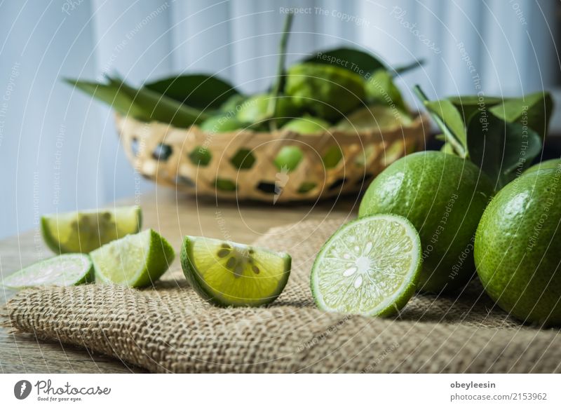 Hintergründe. Close up Schuss von nassen Limetten Frucht Vegetarische Ernährung Limonade Menschengruppe frisch saftig sauer weiß reif rund vereinzelt Hälfte