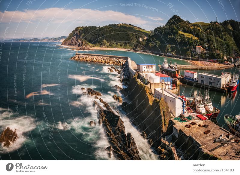 Ondarroa Landschaft Wolken Horizont Sommer Schönes Wetter Felsen Wellen Küste Bucht Meer Haus Schifffahrt Fischerboot Motorboot Hafen blau braun mehrfarbig grau