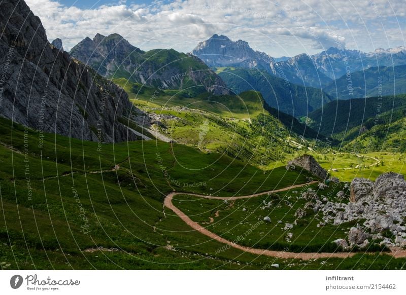 In den Dolomiten Ferien & Urlaub & Reisen Sommer Berge u. Gebirge wandern Landschaft Wolken Schönes Wetter Wiese Felsen Alpen Gipfel Italien Wege & Pfade