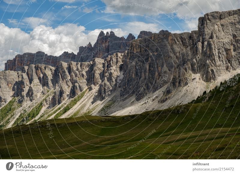 In den Dolomiten Ferien & Urlaub & Reisen Abenteuer Sommer Berge u. Gebirge wandern Natur Landschaft Felsen Alpen außergewöhnlich Ferne gigantisch grau Kraft