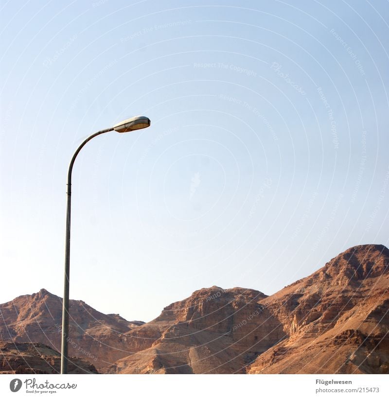 Wüstenlicht Natur Sommer Felsen Berge u. Gebirge Gipfel außergewöhnlich Straßenbeleuchtung Israel Negev Licht Himmel hoch Stein Farbfoto Außenaufnahme Abend