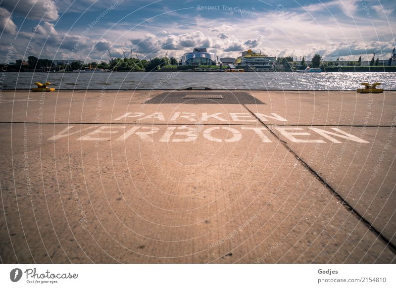 Schild "Parken verboten" am Hamburger Hafen mit Blick auf das Musicaltheater Landungsbrücken Hauptstadt Hafenstadt Menschenleer Sehenswürdigkeit Personenverkehr