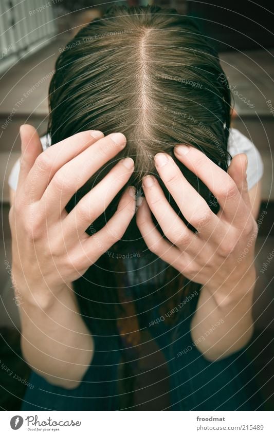 kopfschmerz Haare & Frisuren Krankheit Mensch feminin Junge Frau Jugendliche Erwachsene Kopf Hand Finger Jeanshose brünett langhaarig hocken demütig Angst