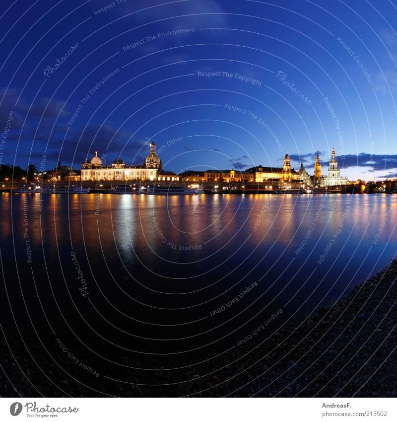 Dresden Flussufer Stadt Hauptstadt Stadtzentrum Altstadt Skyline Kirche Dom Burg oder Schloss Bauwerk Gebäude Architektur Sehenswürdigkeit Wahrzeichen Denkmal