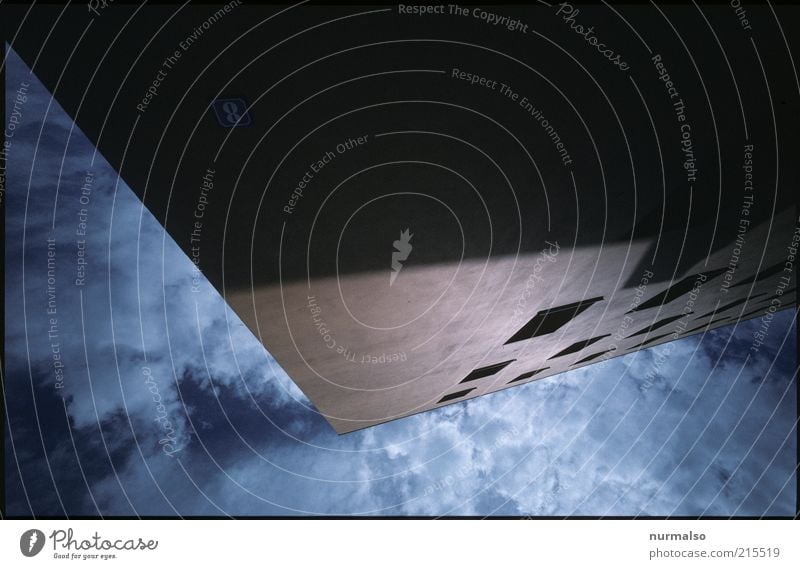 bedrohlich Lifestyle Haus Umwelt Himmel Wolken Klima Wetter Menschenleer Hochhaus Fenster dunkel eckig Klischee ästhetisch Fortschritt geheimnisvoll modern