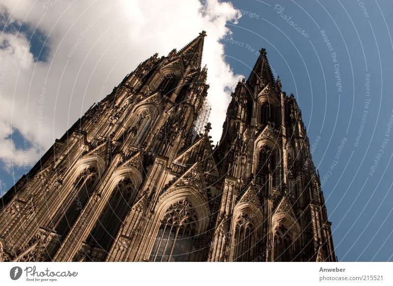 Kölner Dom in Schräglage Deutschland Nordrhein-Westfalen Europa Altstadt Hochhaus Kirche Turm Bauwerk Gebäude Architektur Mauer Wand Fassade Kirchturm Gotik