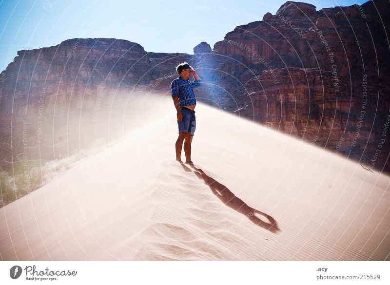 look there is even more desert maskulin Mann Erwachsene 1 Mensch Landschaft Urelemente Erde Sand Luft Himmel Sonnenlicht Sommer Klimawandel Wind Hügel Strand