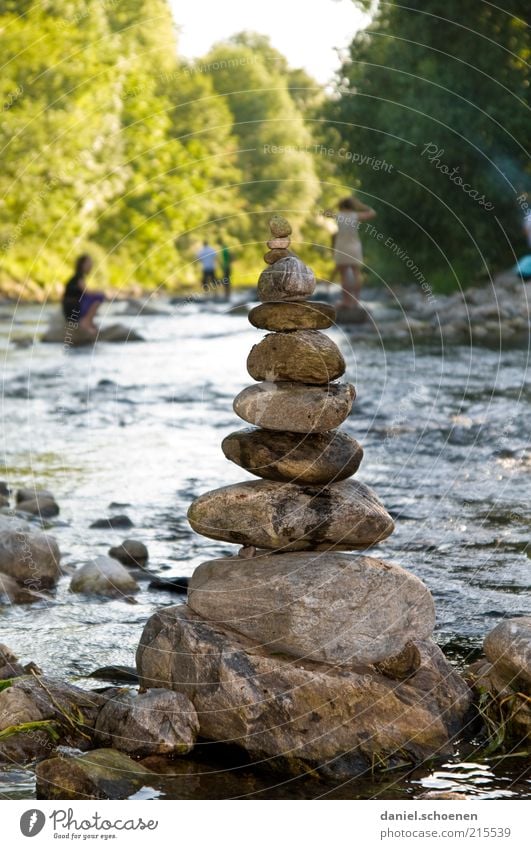 einsam- zweisam - Dreisam Freizeit & Hobby Spielen Ausflug Sommer Wasser Schönes Wetter Flussufer Erholung Freundschaft Stein Tag Schatten Stapel aufeinander