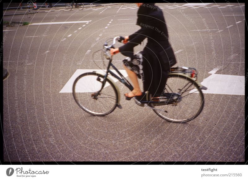 fahre einfach Fahrradfahren Mensch Beine 1 Verkehrsmittel Verkehrswege Straßenkreuzung Rock Mantel Bewegung ästhetisch schön Stadt Fahrbahnmarkierung Farbfoto