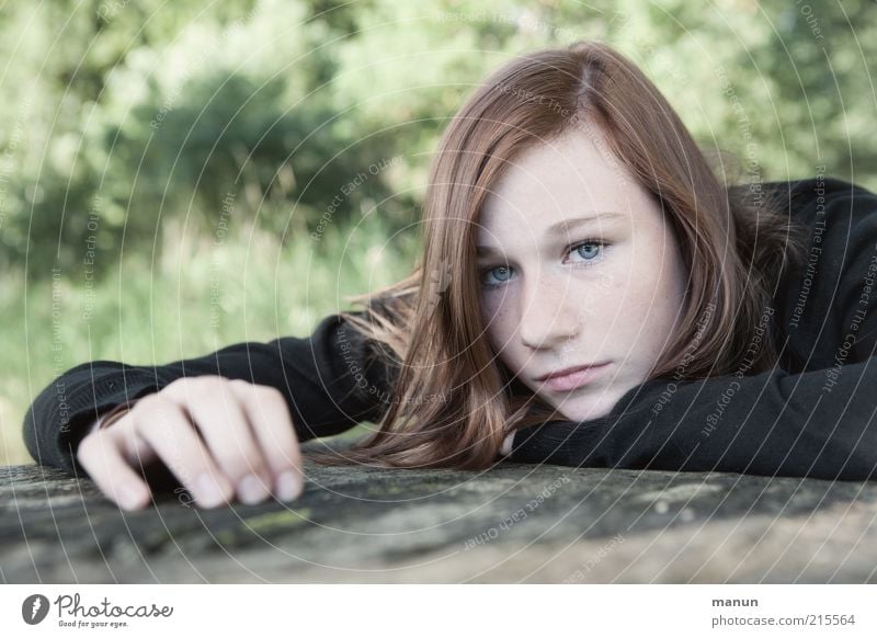 wortlos Mensch feminin Junge Frau Jugendliche Leben Gesicht Pubertät Denken liegen Blick träumen Traurigkeit Gefühle Langeweile Liebeskummer Unlust Sehnsucht