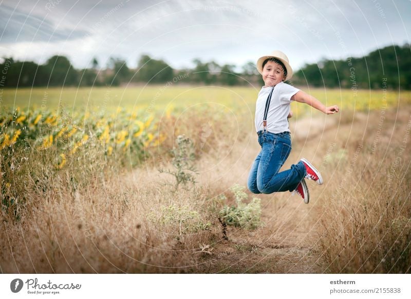 Lächelnder Junge, der auf dem Gebiet springt Lifestyle Freude Freizeit & Hobby Kinderspiel Ferien & Urlaub & Reisen Ausflug Abenteuer Freiheit Sommer Mensch