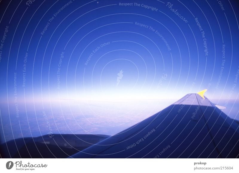 Der Fleck ist der Mond Himmel Wolkenloser Himmel Horizont fliegen Bewegung Farbe Freiheit Ferien & Urlaub & Reisen Unendlichkeit Erde Weltall Zukunft Flugzeug