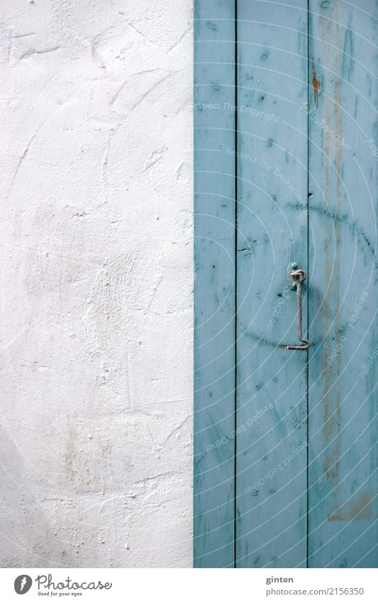 Haken am Fensterladen Haus Gebäude Mauer Wand Fassade Holz alt eckig einfach Nostalgie Befestigungshaken Holzfenster Ausschnitt Element Fensterklappen Klappen