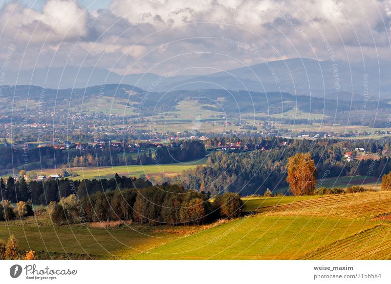 Dorf auf Hügeln von tatra Gebirgszug Ferien & Urlaub & Reisen Tourismus Ausflug Ferne Freiheit Berge u. Gebirge wandern Haus Natur Landschaft Himmel Herbst