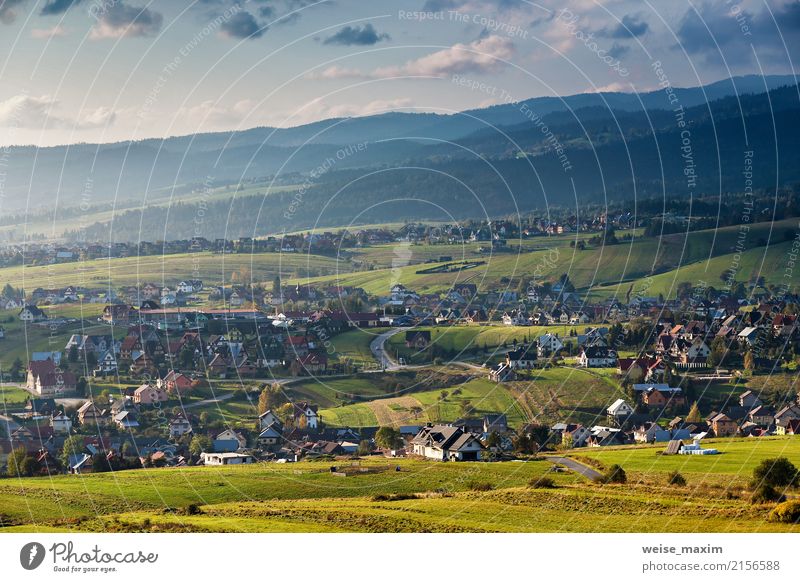 Stadt auf Hügeln von Tatra-Gebirge Ferien & Urlaub & Reisen Ausflug Ferne Sommer Berge u. Gebirge Haus Natur Landschaft Himmel Wolken Herbst Gras Blatt