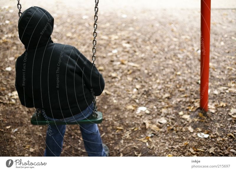 keiner zum Spielen... Kinderspiel Schaukel Spielplatz Erde Herbst Park Jeanshose Kapuzenpullover beobachten Denken schaukeln Blick sitzen träumen Traurigkeit