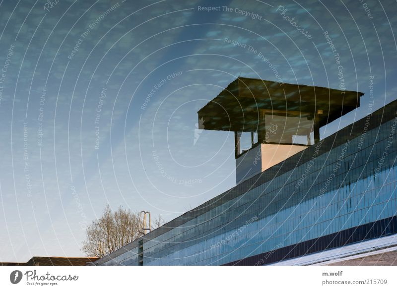 Badebetrieb Sommer Schwimmbad Bademeister Wasser Himmel Menschenleer frisch blau Stimmung ruhig Freizeit & Hobby Fliesen u. Kacheln Beckenrand Turm Farbfoto