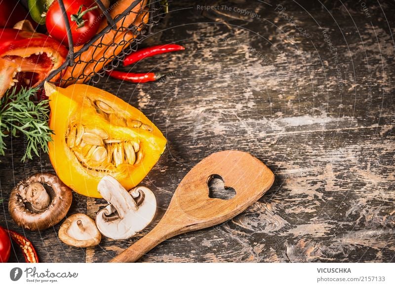 Vegetarisch kochen mit Kürbis und Pilzen Lebensmittel Gemüse Kräuter & Gewürze Ernährung Mittagessen Abendessen Bioprodukte Vegetarische Ernährung Diät Löffel