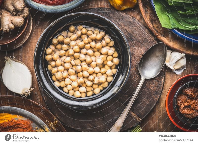 Gekochte Kichererbsen in Schale mit Löffel und Kochzutaten Lebensmittel Getreide Kräuter & Gewürze Öl Ernährung Mittagessen Abendessen Bioprodukte