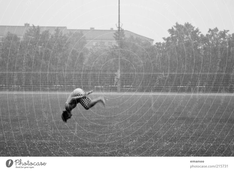 Salto verhagelt Lifestyle Freude Freiheit Sport Sportler Stadion Mensch maskulin Junger Mann Jugendliche 1 18-30 Jahre Erwachsene Klima schlechtes Wetter