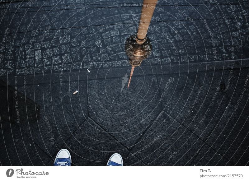 Berlin Alexanderplatz Lifestyle Stadt Hauptstadt Stadtzentrum Mode Schuhe Turnschuh Identität Pfütze Berliner Fernsehturm Bürgersteig Chucks Farbfoto