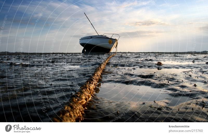 Auf dem Trockenen sitzen III Umwelt Landschaft Sand Wasser Himmel Wolken Horizont Sommer Strand Meer Schifffahrt Bootsfahrt Fischerboot Sportboot Anker Seil