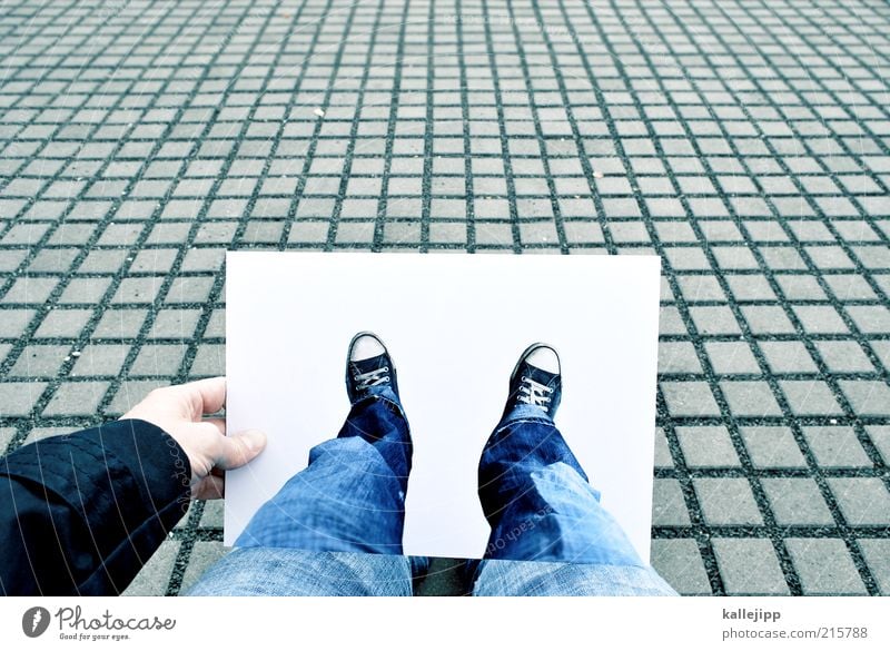 freigestellt Mensch Beine Fuß 1 Raster Täuschung Chucks Jeanshose stoppen Papier DIN A4 Ausdruck Bild Perspektive Ego Farbfoto Gedeckte Farben Außenaufnahme