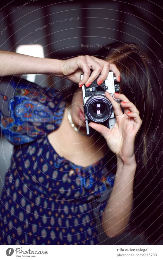 Bitte lächeln! Freizeit & Hobby Fotokamera feminin Junge Frau Jugendliche 1 Mensch Künstler Erwartung Fotograf analog Arbeit & Erwerbstätigkeit Durchblick