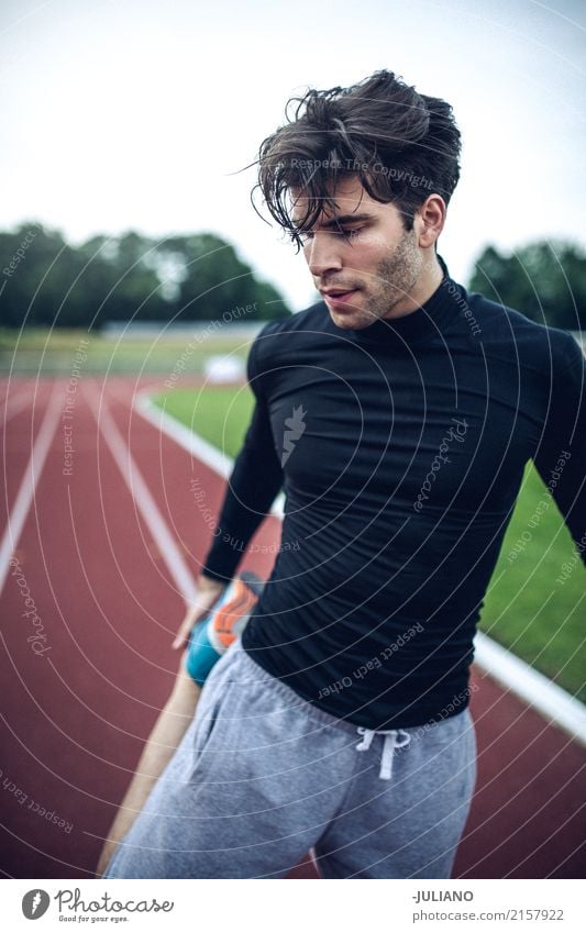 Man is doing stretching and warm up for intensiv sports workout Trinkwasser Lifestyle Freude Körper Haare & Frisuren Gesundheit Gesundheitswesen