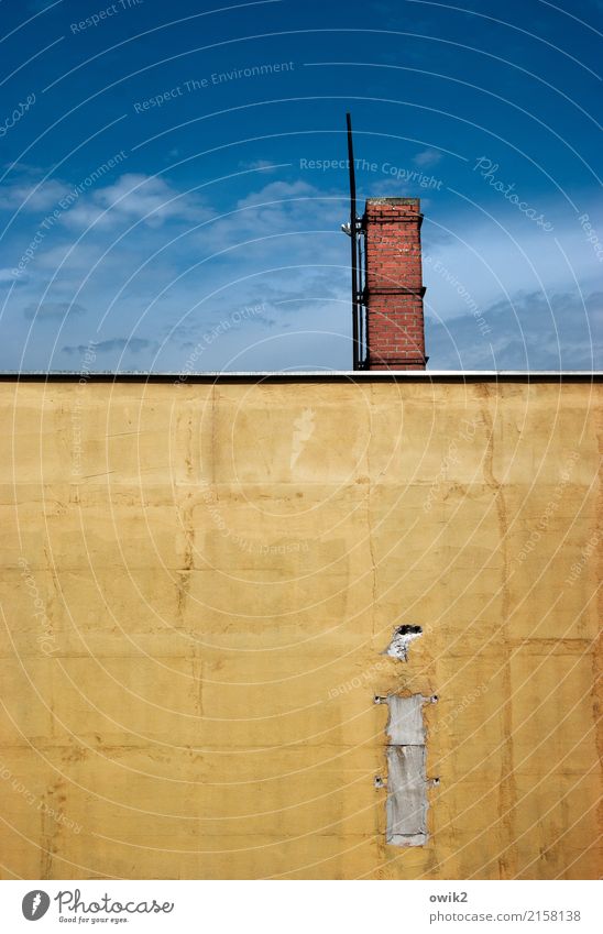 Alter Dorfkonsum Himmel Wolken Lausitz Sachsen Deutschland Menschenleer Haus Gebäude Ladengeschäft Konsum Mauer Wand Fassade Schornstein leuchten glänzend trist