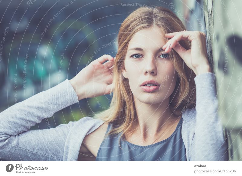 Portrait eines schönen jungen Mädchens Lifestyle Freude Glück Gesicht Erholung Freizeit & Hobby Freiheit Sommer Mensch Frau Erwachsene Jugendliche Natur Park