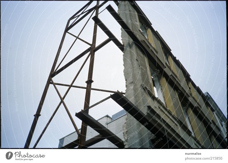 nichts dahinter Technik & Technologie Gerüst Umwelt Gebäude Architektur Fenster Zeichen eckig fest Fassade frontal Strebe leer Sanieren Demontage