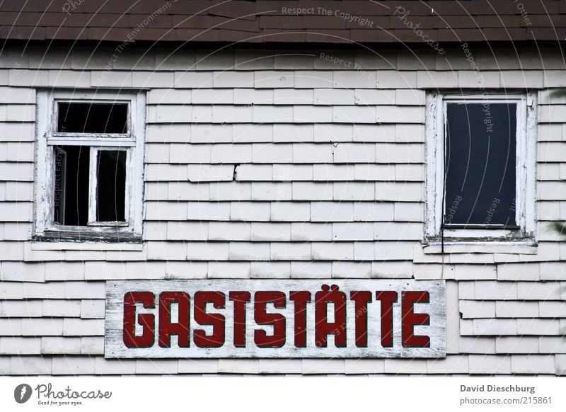 Auf zum Feierabendbierchen... Haus Bauwerk Gebäude Fassade Fenster grau rot weiß Gastronomie Restaurant Lokal Fensterscheibe baufällig Gasthof offen Farbfoto