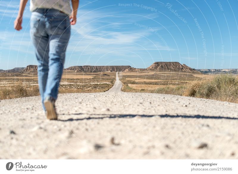 Frau, die auf Schotterweg geht Erholung Berge u. Gebirge wandern Erwachsene Natur Landschaft Erde Himmel Park Hügel Felsen Straße Jeanshose blau rot Film laufen