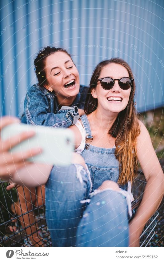 Glückliche Freunde des jungen Erwachsenen, die selfie mit Telefon nehmen Lifestyle Handy Fotokamera Technik & Technologie Unterhaltungselektronik