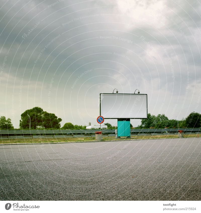 keine werbung Landschaft Wolken Verkehr Verkehrswege Straßenverkehr weiß Werbung Werbeschild Plakatwand plakatieren leer Wege & Pfade Asphalt Leitplanke