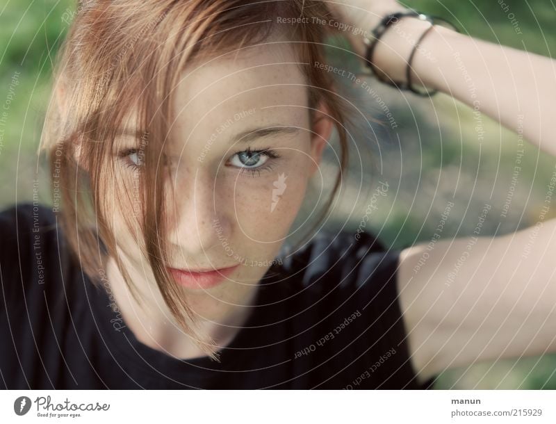 Augenblick schön Haare & Frisuren Haut Sommersprossen feminin Junge Frau Jugendliche Kindheit Denken Blick Coolness frech Freundlichkeit natürlich Lebensfreude