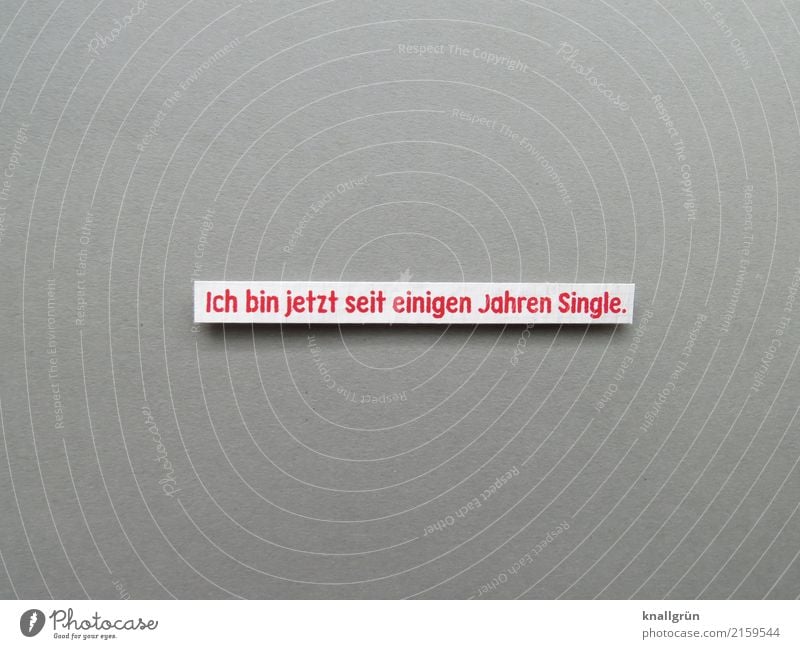 Ich bin jetzt seit einigen Jahren Single. Schriftzeichen Schilder & Markierungen Kommunizieren eckig grau rot weiß Gefühle Glück Zufriedenheit Liebe Hoffnung