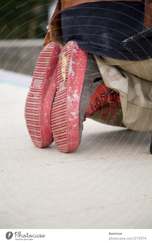 am Bau Mann Baustelle Schuhe Fuß bauen dreckig Bauarbeiter Montage rot hockend Hockstellung Detailaufnahme Textfreiraum unten