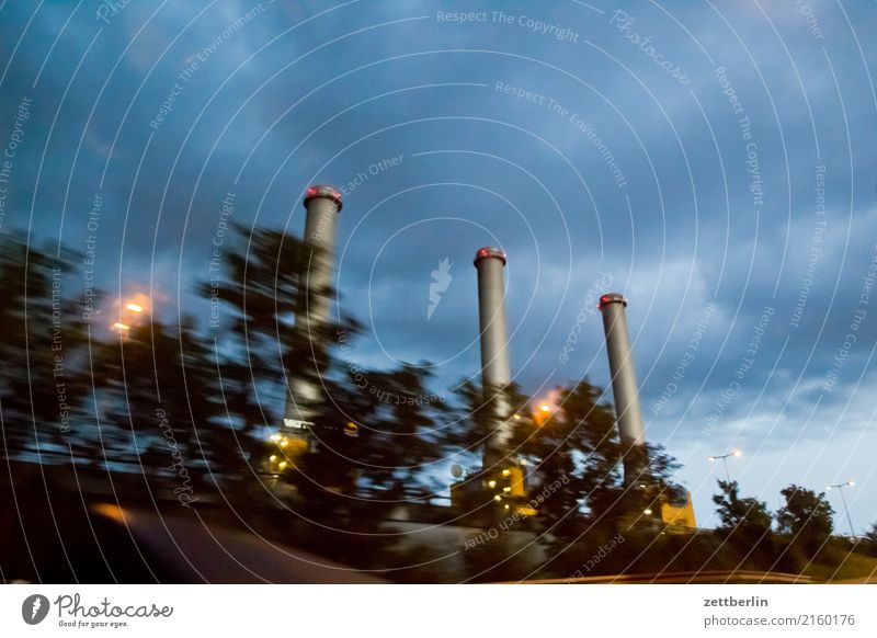 Kraft Stromkraftwerke Heizkraftwerk Schornstein 3 Abend Feierabend Nacht Dämmerung Himmel Himmel (Jenseits) Wolken Wetter Regen Bewegungsunschärfe Autobahn