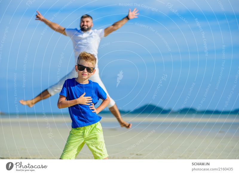 Glückliche Vater und Sohn am tropischen Strand, lachen und genießen die Zeit zusammen Lifestyle Freude Spielen Sommer Meer Insel Kindheit Landschaft