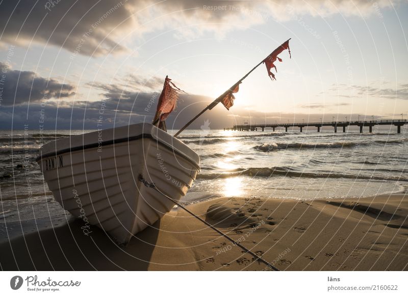 gezeichnet Umwelt Natur Urelemente Himmel Sommer Klima Küste Strand Ostsee Meer Insel Usedom Fischerboot liegen Beginn Seebrücke Fahne Horizont Wolken