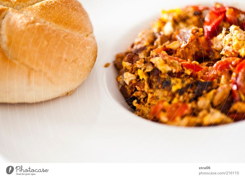 schon hunger auf mittag? Lebensmittel Teigwaren Backwaren Brötchen Ernährung Frühstück Mittagessen Abendessen Teller lecker Rührei Tomate kaisersemmel Farbfoto