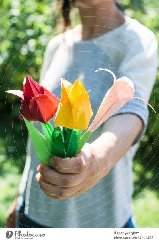 Frauengriffblumenstrauß von Origamiblumen Design Dekoration & Verzierung Handwerk Kunst Natur Blume Tulpe Papier Blumenstrauß gelb rosa rot weiß Farbe