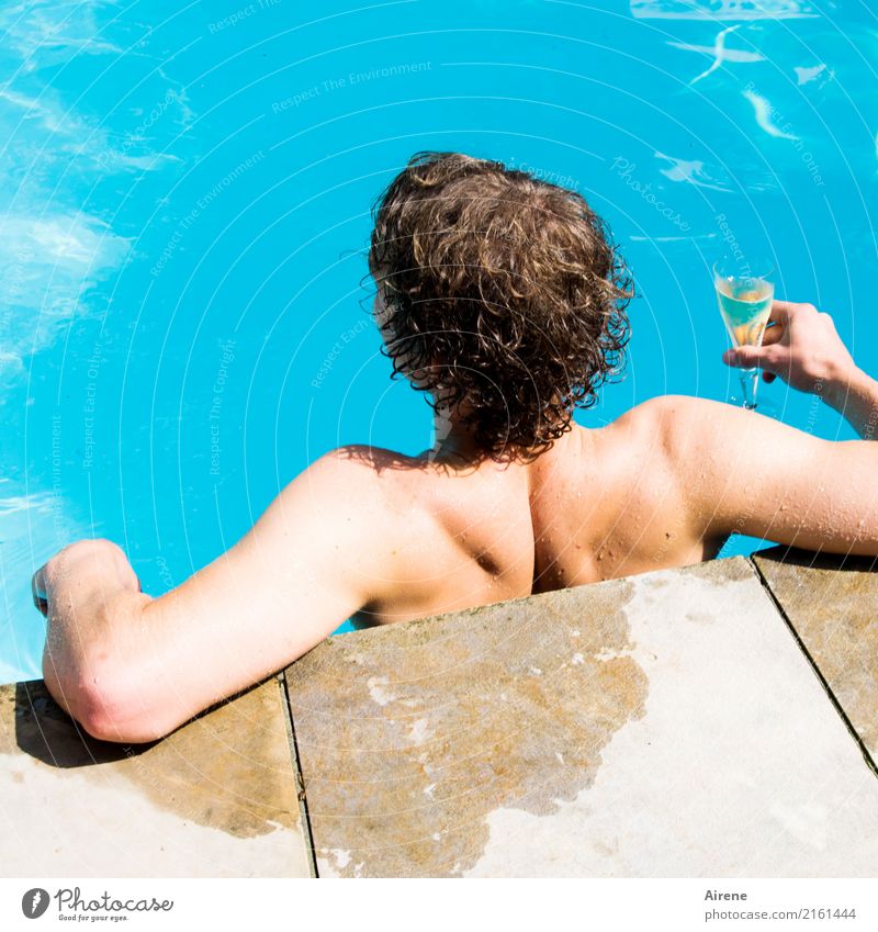 man gönnt sich ja sonst nichts Getränk trinken Sekt Prosecco Champagner Sektglas Reichtum sportlich Wohlgefühl Schwimmen & Baden Ferien & Urlaub & Reisen Sommer