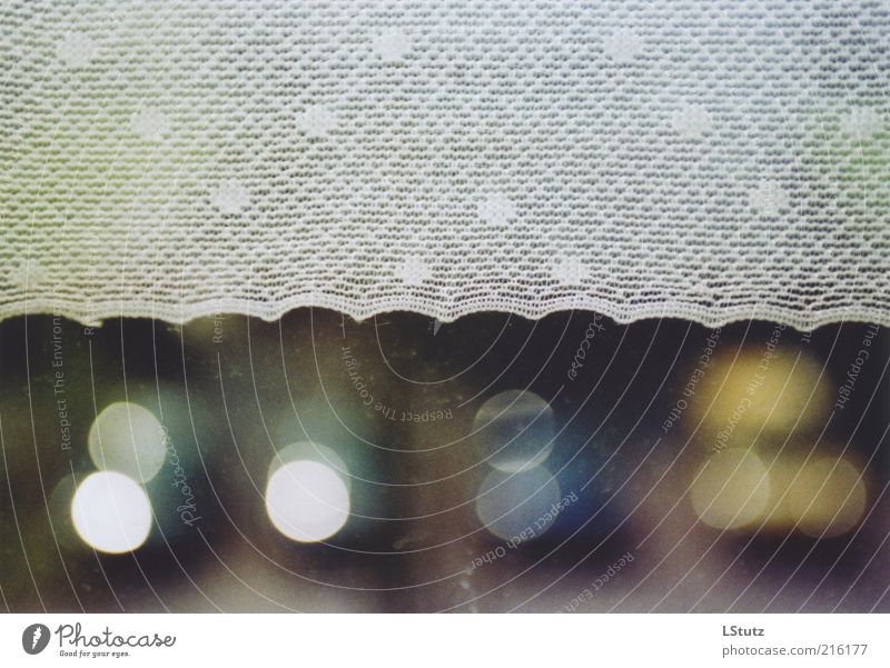 sicht vernebelt - analog Glas ästhetisch Gardine Stoff Lichtpunkt Reflexion & Spiegelung Fenster Fensterscheibe Unschärfe Hintergrundbild graphisch Lichtfleck