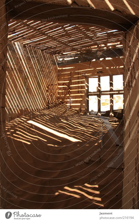 Zeichen der Zeit Menschenleer Haus Sand Holz Einsamkeit Ferien & Urlaub & Reisen Geisterstadt Farbfoto Innenaufnahme Morgen Licht Schatten Kontrast