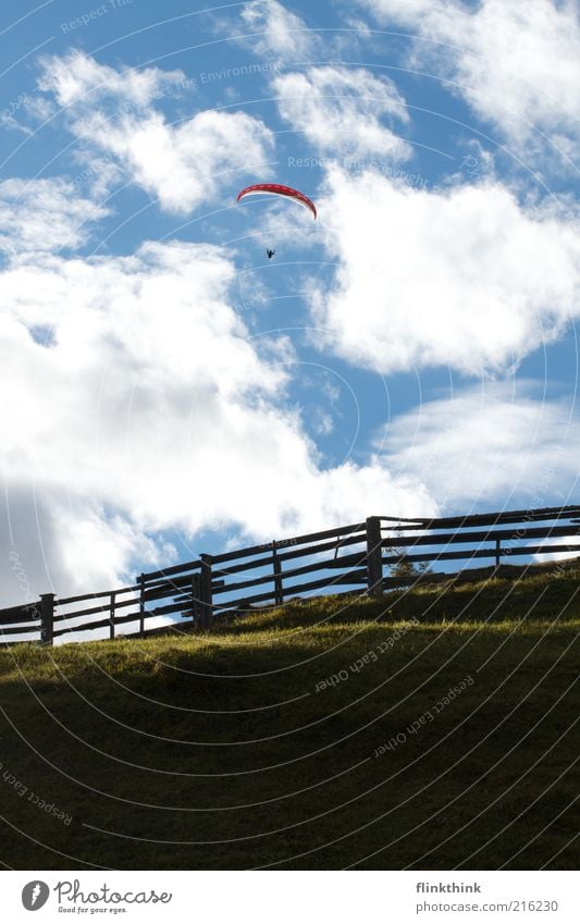 Freiheit! Berge u. Gebirge Sport fliegen Fallschirm Gleitschirmfliegen Mensch 1 Umwelt Natur Landschaft Himmel Wolken Gras Hügel fantastisch blau Farbfoto