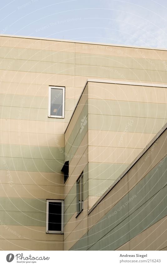 Streifenhäuschen Himmel Gebäude Architektur Fassade Fenster Beton Linie Flachdach Farbfoto Außenaufnahme Detailaufnahme grau Menschenleer trist Betonwand